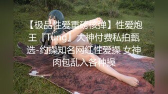 我包养的小情妇美眉，穿着骚红性感内裤，穿着丝袜出门，还没到楼下就掰开内裤发骚，录视频勾引我！