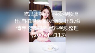 娇滴滴清纯美少女，外表文静乖巧，灰丝美腿，坐在地上自慰，扣弄粉嫩小穴，翘起屁股特写扣穴