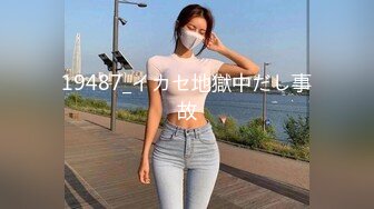 窗户缝偷窥对面楼的美女洗澡刮毛