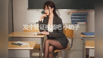 操女友屁股，两片唇粉嫩