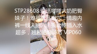 酒店情趣圆床偷拍 胖哥和女友一边玩手游一边做爱