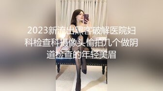 熟女大奶人妻 哥们叫来漂亮老相好在家啪啪 骚操作抱着冲刺自己手撸射精 操完逼两人小酒喝喝 挺会享受