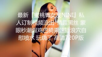 甜美小姐姐带长相清纯闺蜜一起双人秀，情趣女仆装掰穴特写，互相揉捏奶子，黑色网袜毛毛浓密，玻璃棒抽插