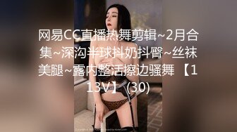 这个牛逼啊 这么多漂亮美女在台上趴着撅着大屁屁随便操 下面起哄 口哨 我想知道这是在干吗