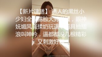 风骚小少妇全程露脸打着电话给光头哥舔鸡巴，扩阴器把逼逼撑开拿注射器往逼里灌药，特写给狼友看AV棒自慰