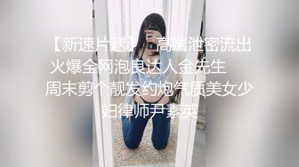 双马尾萝莉小姐姐陪眼镜大叔逛街 宽松的卡通裙弯腰下蹲的时候内裤直接露出来了中间湿了一块逼痕迹明显