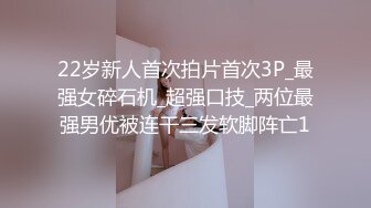 美女如云的韩国女厕偷拍 人品不错的羽绒服美眉尿完仔细的擦拭厕板