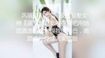 素颜女友巨乳妹子，卧室表情骚气动人，道具吸地插穴，特写尿尿，一字马侧入道具一对大灯晃呀晃