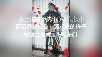 屌丝男和女炮友看电影中途到厕所里用矿泉水洗完鸡巴后在里面上演活春宫