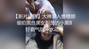 榨汁机小婊妹被小哥压在身下爆草蹂躏，露脸口交大鸡巴足交诱惑，洗澡玩逼，自慰呻吟让小哥玩弄骚奶子好刺激