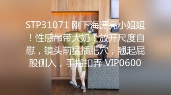 《极品CP 魔手 外购》技术型坑神巅峰厕拍！闯入大学校园女洗手间隔板缝中高清偸拍多位小姐姐方便，露脸照同步私处放尿