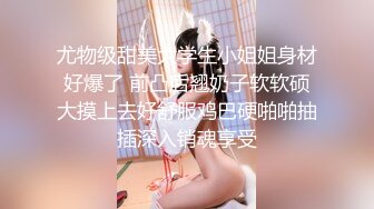 青春活力的小妹妹又發情了，癮來了直接在鏡頭前和狼友互動發騷，小騷逼和菊花都很粉嫩。