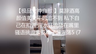 颜值不错的（会所女技师）来大姨妈了也不休息露脸给大叔口活啪啪看她逼还挺嫩的这行应该没干多久