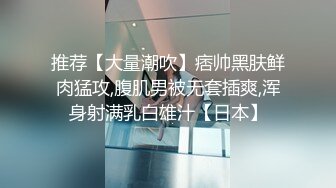 牛仔短裤腰细大奶妹子，超近距离掰穴特写吸奶口交，骑乘干了几下有味道不干了