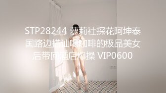 冒死爬窗偷窥房东的小女儿洗澡 卧槽,这B毛很有特色