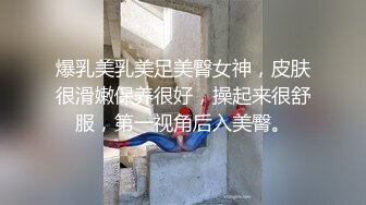 炮友在浴缸中爬行