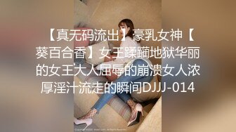 一大一小两个妹子大力塞穴轮流把罐装可乐瓶往小穴里塞