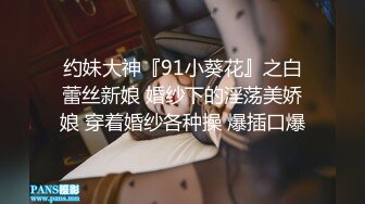 【新片速遞】 步行街服装店老板娘生意不好做,自己都下海了,躲在衣服架後面脱光光紫薇,B水真多