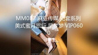 KTV 女厕偷拍霸气的黑丝美少妇 一边抽烟一边尿