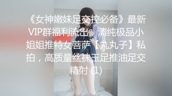 抄底漂亮少妇 和闺蜜一块逛街 看着特别干净的蓝白内内