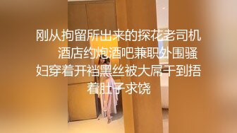 《极品CP魔手外购》国内某潮牌服装城大神藏匿女厕隔间板缝中连续偸拍一大批时尚漂亮小姐姐方便 还拍露脸全身非常大胆 (3)