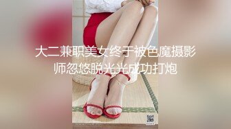 全身白皙光滑的翘臀美少妇小骚货趴着用翘臀对着炮友后入