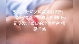 年轻小伙子和阿姨，开车接出来在车上玩奶摸逼，‘想跟我做爱吗阿姨’，‘现在还不行，下午还去医院呢’，你下面好湿啦！