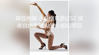    骚女酒店开房两男一女3P淫乱大战，跪地两根JB轮流着交，埋头交前后一起操，大屁股上位骑乘极度淫骚