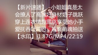 俄罗斯设计院女厕正面盗摄，还有个把手指塞到B里面在干嘛？