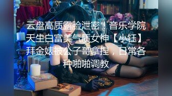 小母狗女友撅起屁股展示流出的白浆