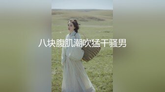  纹身贫乳颜值美女带闺蜜一起玩，浴室洗澡跳蛋震动逼逼，闺蜜掰开嫩穴震动棒塞入