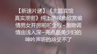 白嫩丰满女友在沙发上看书黑丝肥臀丰满诱人_把鸡巴伸到女友面前她一口含住吞吐