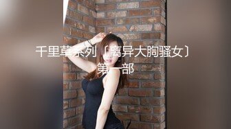 某办公楼厕所门板下看两个妹纸真嫩啊