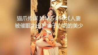 大神网红打卡地尾随偷拍美女裙底风光黄色连衣裙极品气质美女毛漏出来特别多，白色丁字裤